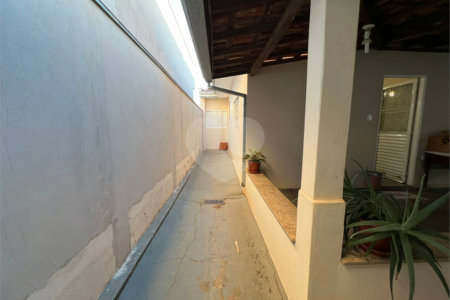 Ampla casa no condomÍnio Parque Fehr, contendo: