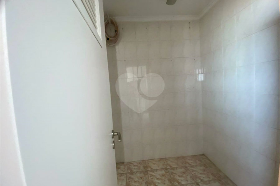 Apartamento possui 70 metros,1 vaga de garagem coberta.