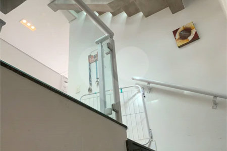 Sobrado com 3 quartos e garagem para 5 veículos.