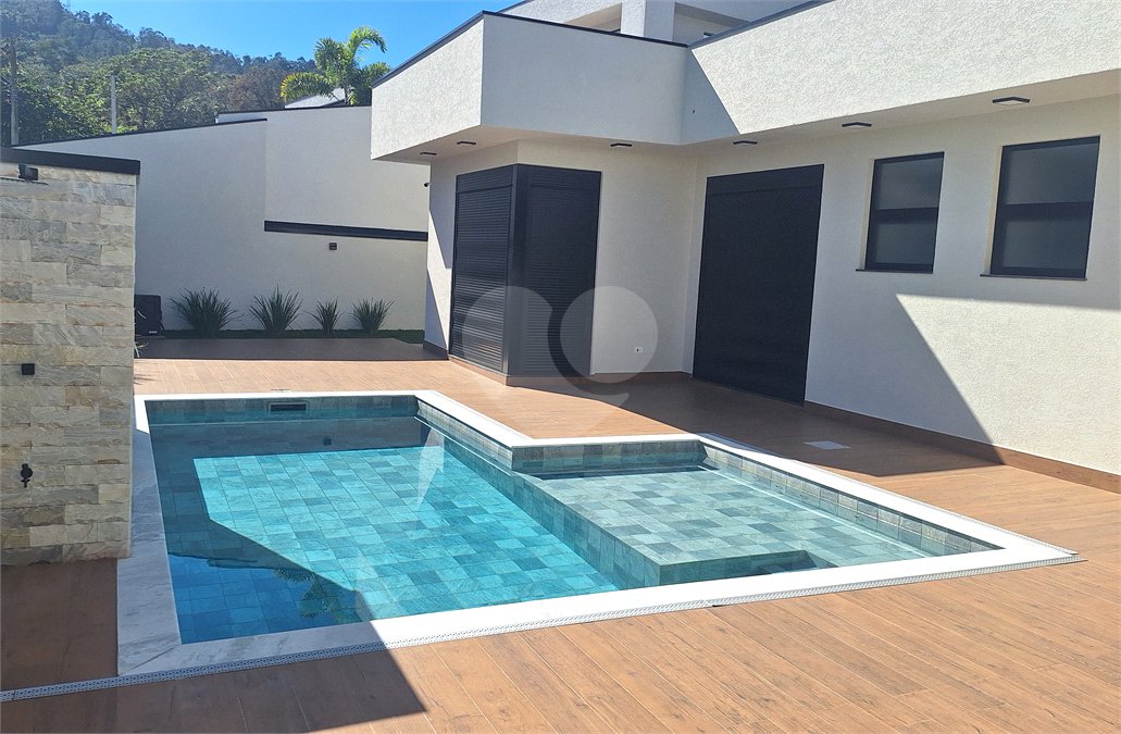 Casa a venda com 04 suítes área gourmet e 6 vagas para autos em condominio fechado Atibaia