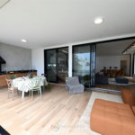 Indaiatuba - SP - Condomínio Helvetia Park - 490 m² Terreno - Sobrado com 307 m² de Área Construída - Escritório com móveis planejados - Sala de estar e jantar ampla e integradas - Cozinha planejada completa, com eletrodomésticos (cooktop, forno, coifa, geladeira, microondas) - Lavanderia
