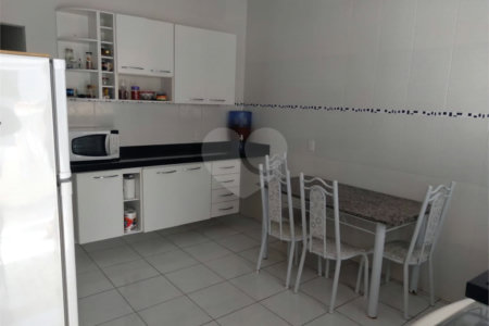 Sobrado espaçoso e bem localizado