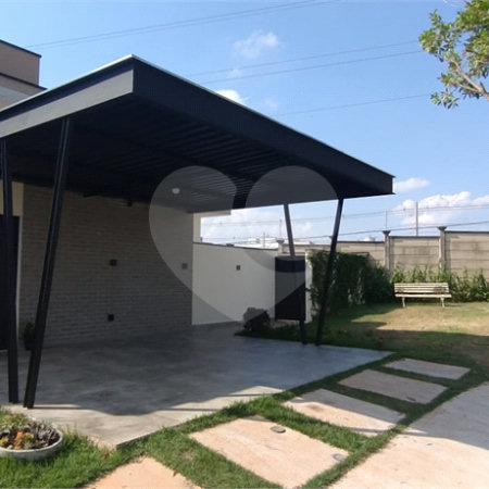 Localizada no Condomínio Vila Paraty, casa térrea de excelente acabamento com 145m² AC