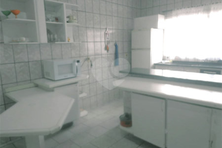 Casa Térrea com 3 dormitórios, sendo 1 suíte.