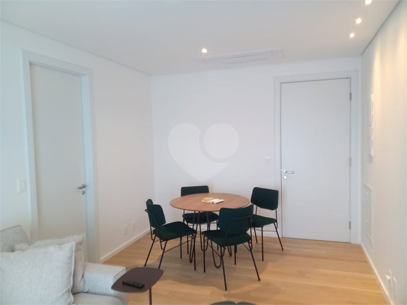 Apartamento 66 m ², com 1 dorm, 2 vagas de garagem no Jd Europa.