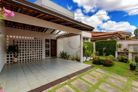 Casa para locação no Jardim da Saúde – São Paulo Imóvel amplo e elegante, com 360 m² de área construída em terreno de 400 m²