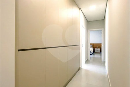Casa Térrea – Condomínio Maria Cândida - 300 m² de terreno - 212 m² de área construída - 4 vagas de garagem, sendo 2 cobertas - Sala de jantar e estar integradas, com pé-direito duplo e cortina - 3 suítes com ar-condicionado, sendo 1 master com closet – planejado – Roupeiro – Escritório - Cozinha