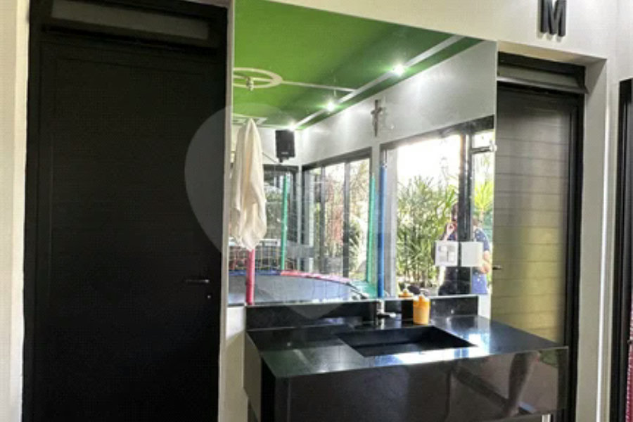 Casa em Condomínio Fechado com 4 suítes e área de lazer completa.