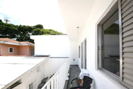 Casa à venda no Campo Belo de 200 metros quadrados, com 3 casas no terreno.