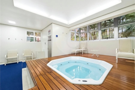 Apartamento para locação com 2 dormitórios, sendo 1 suíte com 02 vagas, totalmente climatizado nos 3 ambientes