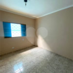 Casa Térrea com 3 dormitórios, sendo 2 suítes.