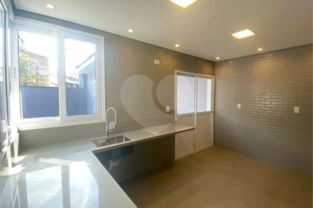 Casa à venda no bairro Dos Casa, em São Bernardo do Campo, com 280 m², 4 dormitórios, 3 suítes, 4 vagas, hidromassagem e fácil acesso às principais rodovias.