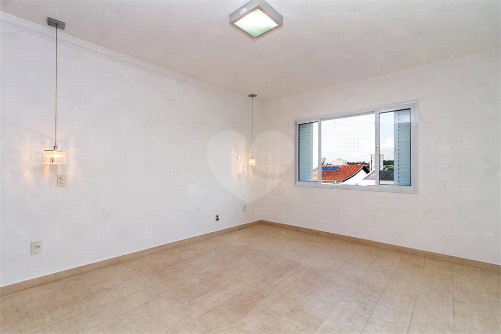 Casa Sobrado à venda com 342 m², 3 dormitórios, sendo 2 suítes, 4 vagas na Vila Mariana - São Paulo.
