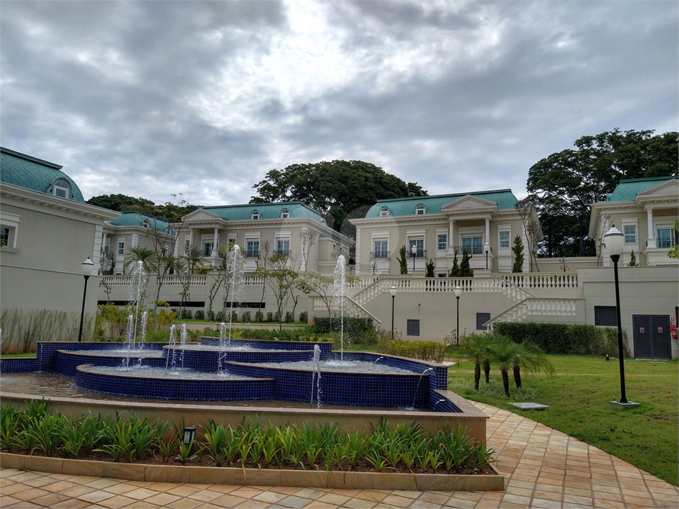 Condomínio de casas de alto padrão em estilo Neoclássico Francês