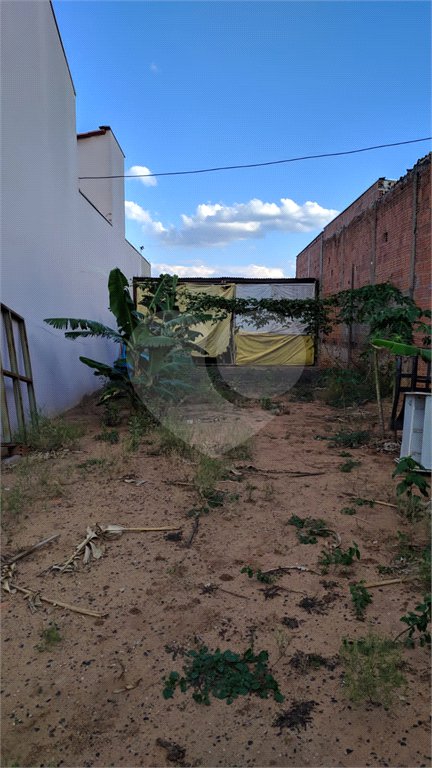 Terreno plano de 150,00 m² de área .