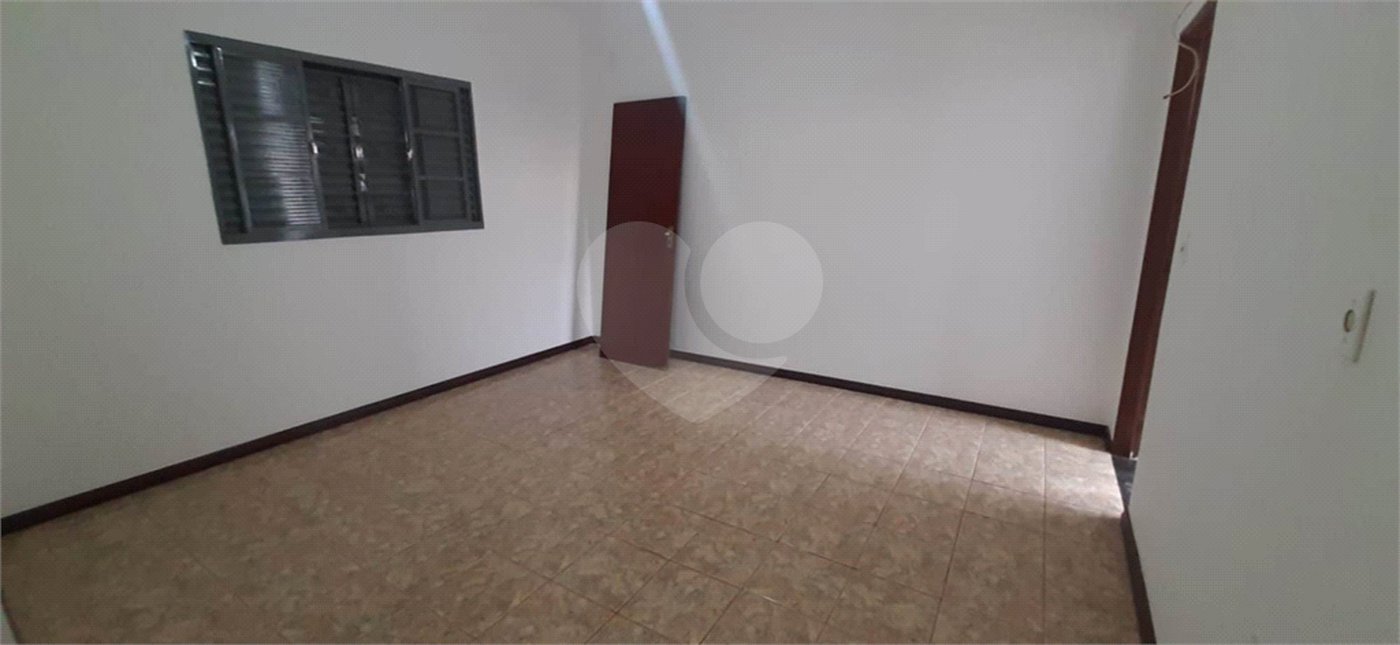Casa térrea para venda, com 3 dormitórios, sendo 1 suíte.
