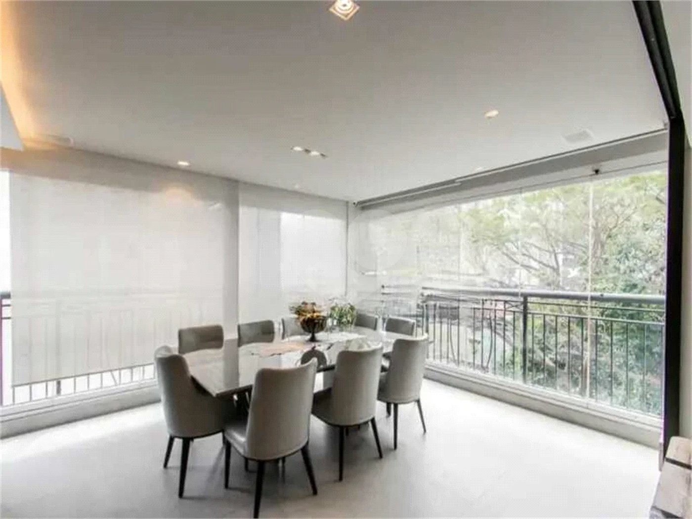 Apartamento de 306m² na melhor região de Moema, 3 suítes, 5 vagas, varanda gourmet, depósito, fora de rota