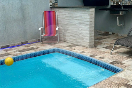 Casa Térrea à Venda com 3 dormitórios em Atibaia/SP