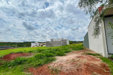 Lote à Venda – Condomínio Recanto do Sabiá