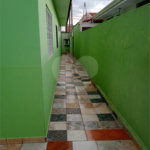 Casa térrea com 3 dormitórios.