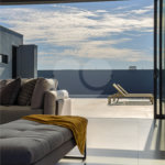 Indaiatuba - Quintas da Terracota - 1252 m² de terreno - casa térrea com 514 m² de área construída -3 vagas de garagem cobertas e 3 descobertas Lavabo - Sala de estar e jantar amplas e integradas - Escritório privativo - Cozinha toda equipada com geladeira, forno, micro-ondas, lava-louças,