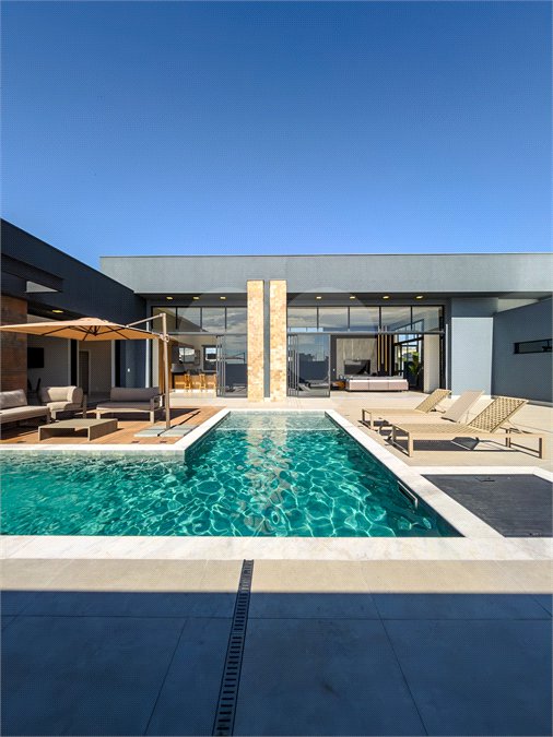 Indaiatuba - Quintas da Terracota - 1252 m² de terreno - casa térrea com 514 m² de área construída -3 vagas de garagem cobertas e 3 descobertas Lavabo - Sala de estar e jantar amplas e integradas - Escritório privativo - Cozinha toda equipada com geladeira, forno, micro-ondas, lava-louças,