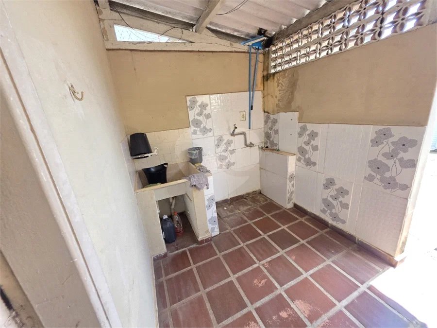 Casa térrea à venda com amplo quintal e grande potencial na Vila Nery