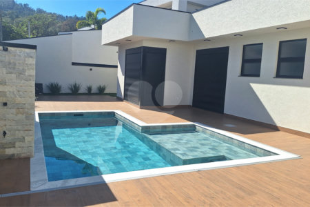 Casa a venda com 04 suítes área gourmet e 6 vagas para autos em condominio fechado Atibaia