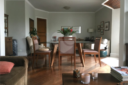 Campo Belo: Elegante Apartamento de 113 m² com Suíte e 2 Vagas em Localização Privilegiada