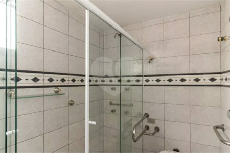 Este elegante apartamento em Higienópolis oferece 224m² de área muito bem distribuída, perfeito para quem valoriza conforto
