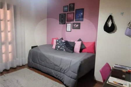 Casa Exclusiva com Pé-Direito Alto e Área Gourmet no Jardim Paraíso