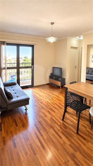 Apartamento á venda no centro com dois dormitórios e sacada.
