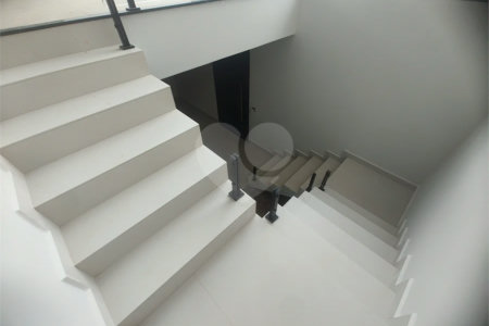 Casa exclusiva em Atibaia de alto padrão com 3 suítes, piscina, espaço gourmet, condomínio fechado, aceita financiamento