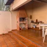 Casa térrea com 3 dormitórios, sendo 1 suíte .