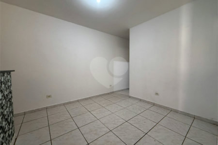 Casa térrea em Atibaia com 2 dormitórios, 2 vagas de garagem, quintal nos fundos, aceita financiamento
