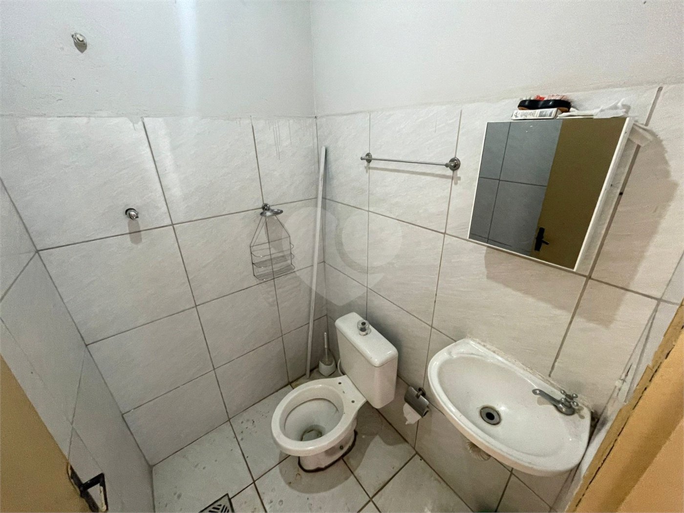 Casa térrea e salão comercial a venda no Jardim Bandeirantes.