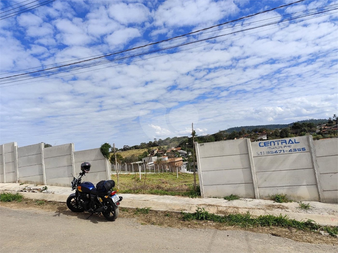 Terreno em Atibaia com 990 metros, pronto para construir, topografia declive, aceita financiamento