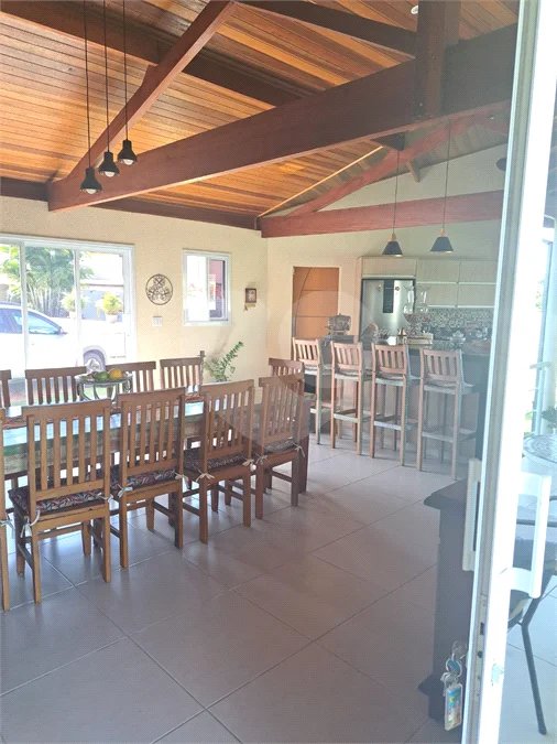 Casa Ampla com 5 Dormitórios, Piscina e Lazer Completo em Terreno de 1.260 m²