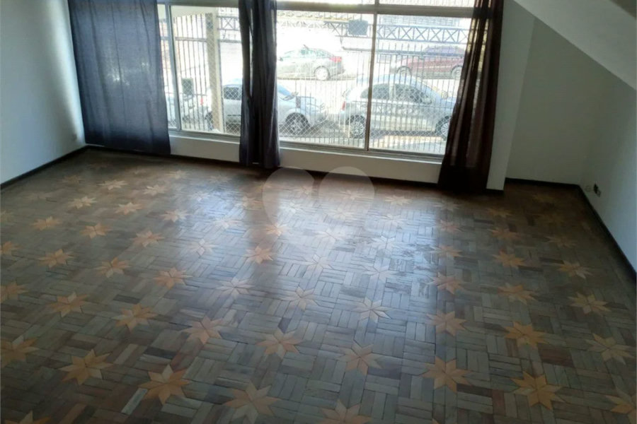 Casa com 4 dormitórios e 4 vagas.