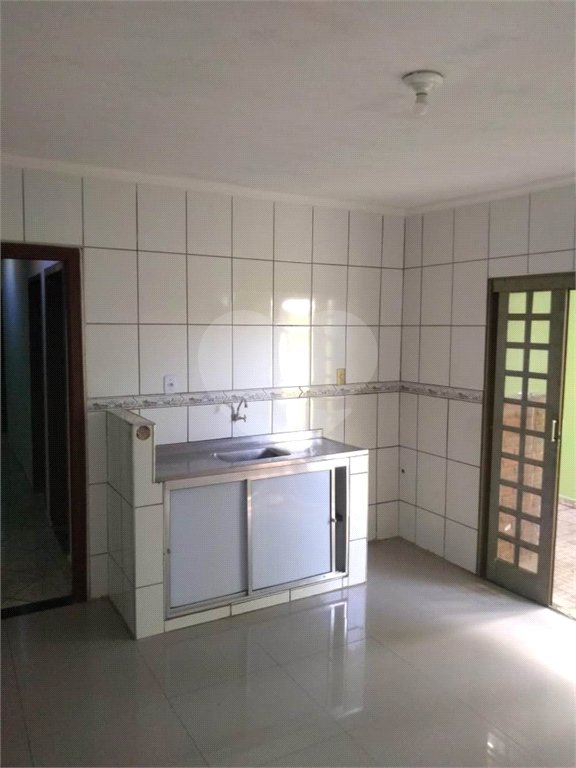 Casa térrea no Loteamento Habitacional São Carlos 1, sendo 3 Dormitórios e 1 suíte