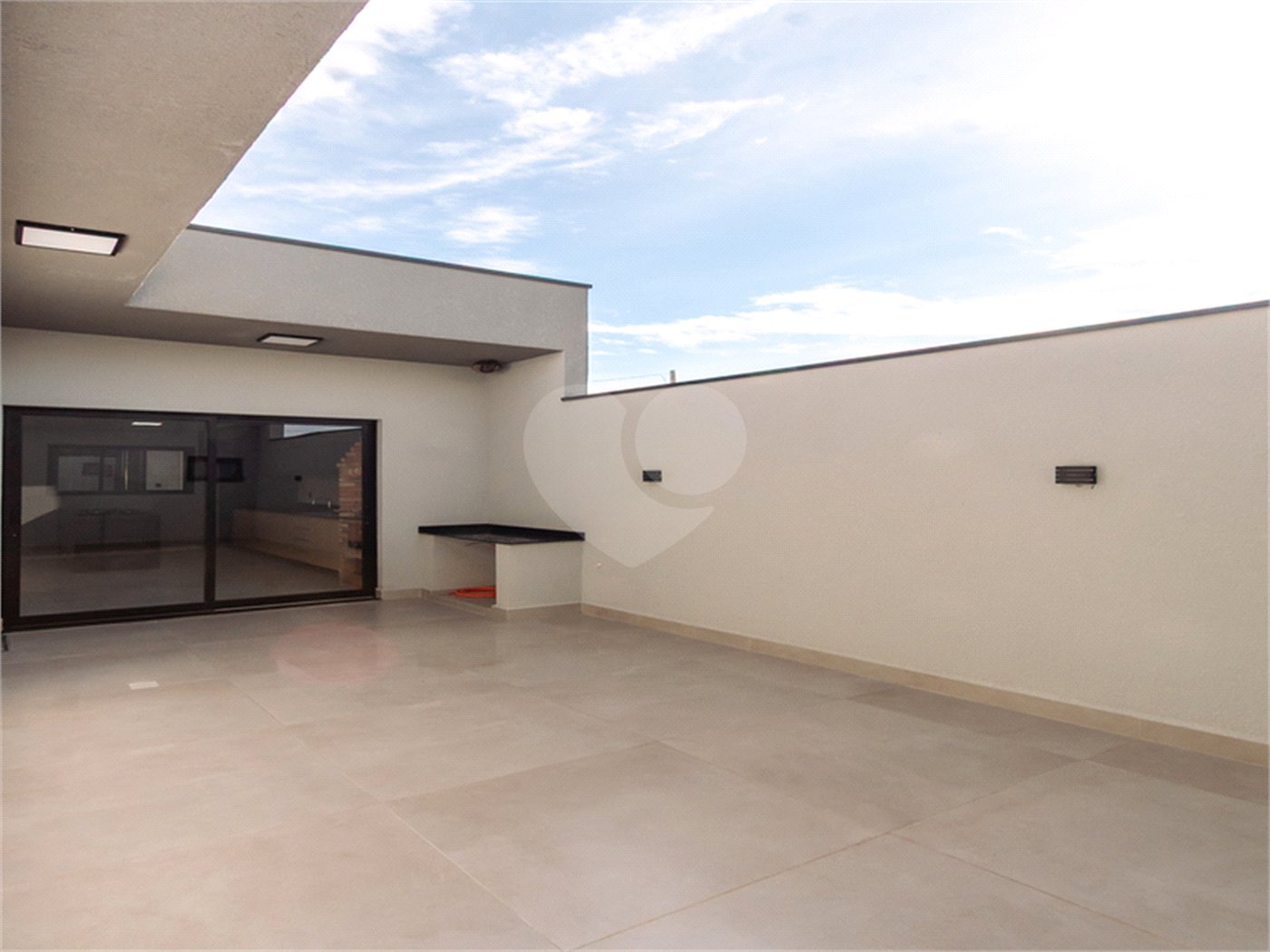 Indaiatuba- Jardim Bom Sucesso - Venda: R$ 765.000,00 - Área total: 150m² Área construída: 115m² - 3 dormitórios sendo 1 suíte com armário planejado; Cozinha integrada; Sala para dois ambientes; Banheiros com box gabinetes e espelhos; Área gourmet com churrasqueira a carvão e móveis planejados;