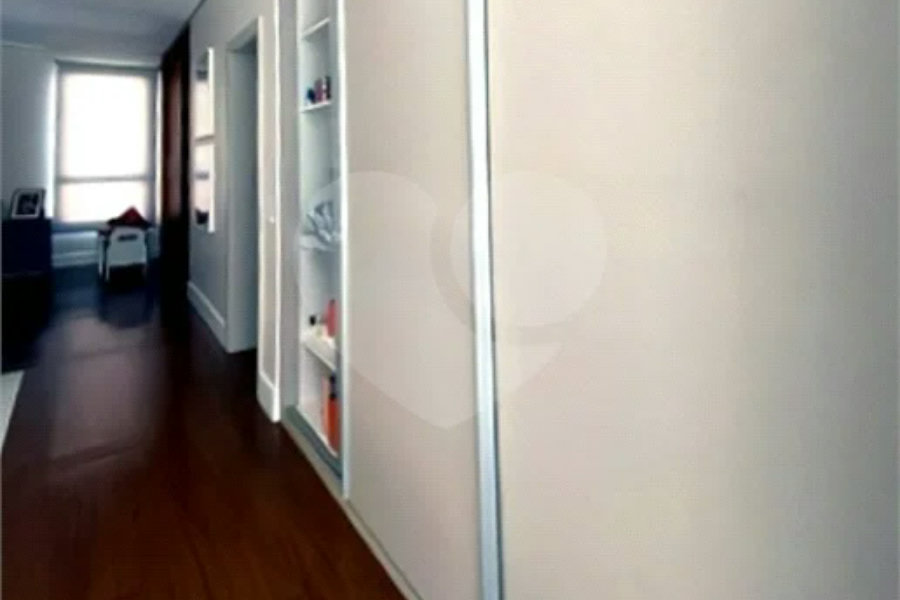 Casa de Alto Padrão em Condomínio com 4 suítes.
