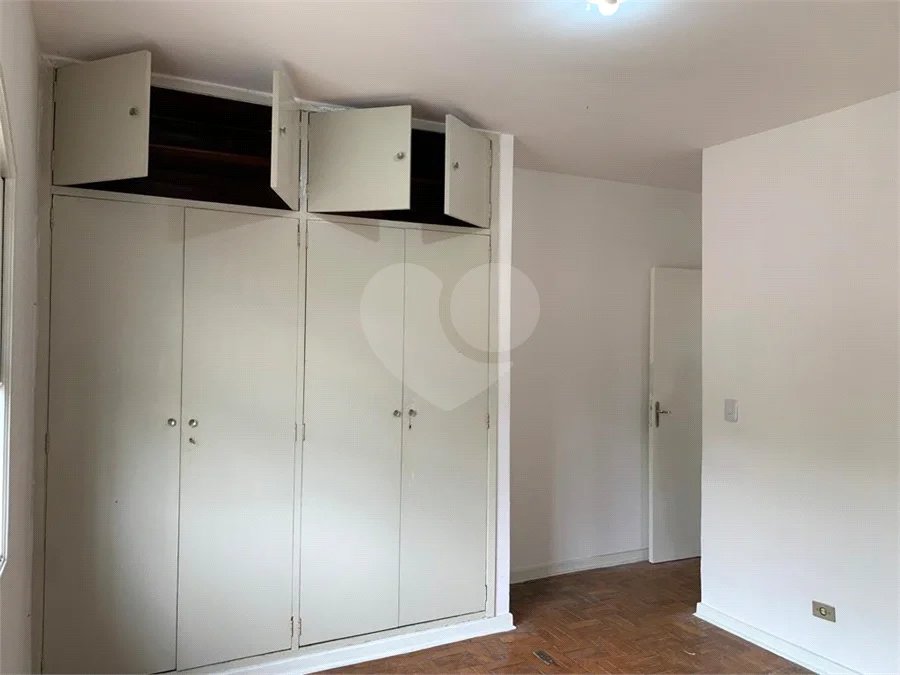 Casa espaçosa com 3 quartos, suíte, quintal e 2 vagas na Vila Santa Catarina