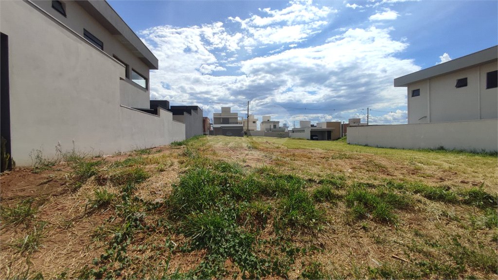 Lote à Venda em São Carlos, no Condomínio Villeneuve I