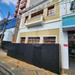 Sobrado á venda localizado no centro.