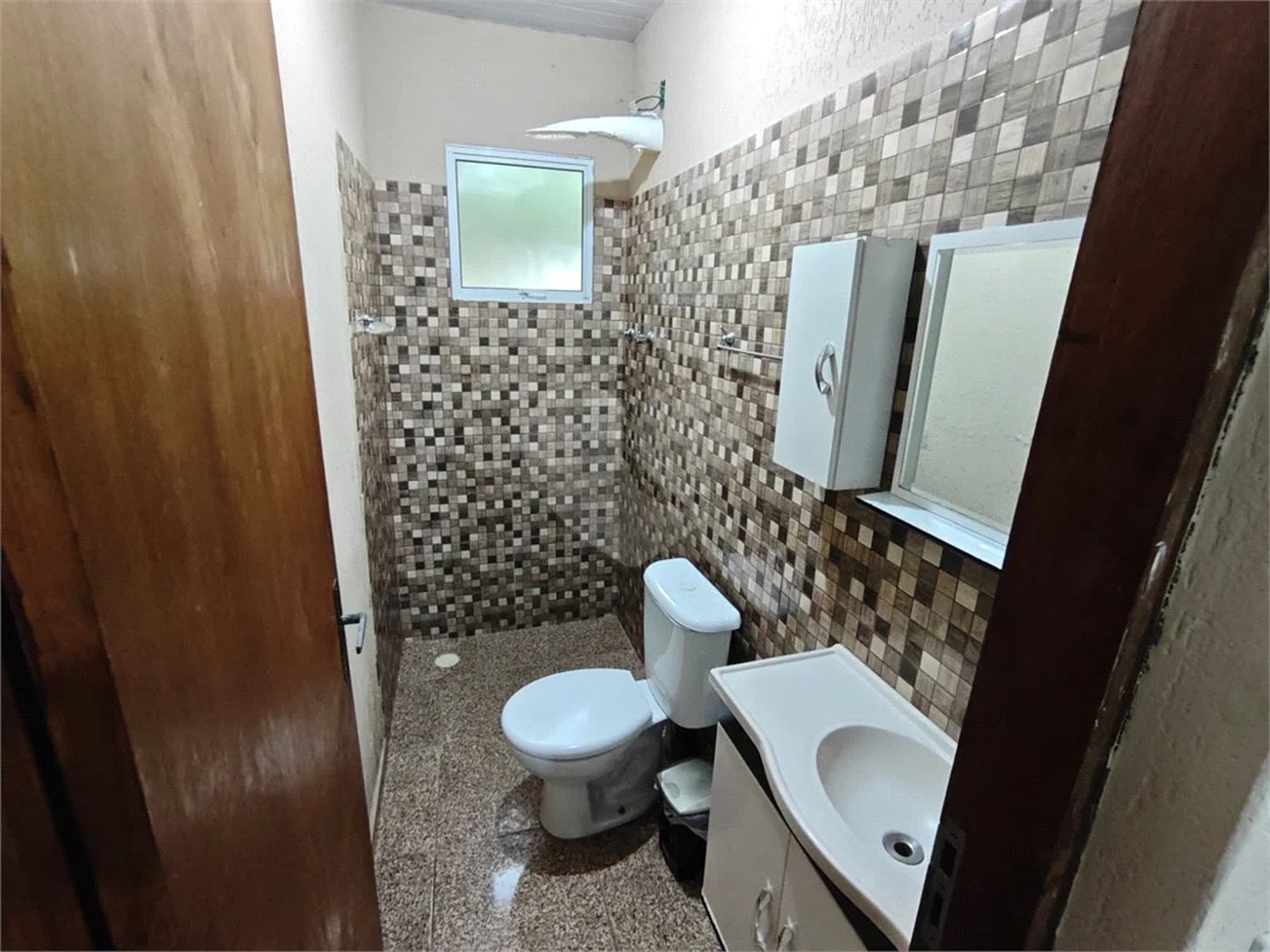 Casa à venda com 4 quartos, sendo 2 suítes,  em Country Residencial Felix, Bom Jesus dos Perdões, SP