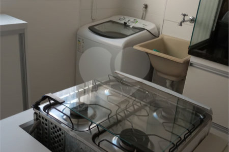 01 Dormitório, todo reformado, Semi Mobiliado com 01 Vaga de Garagem