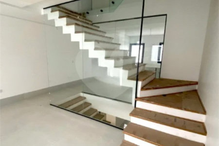 Sobrado com 194m² , 3 dormitórios , sendo 1 suíte , 4 vagas , à venda na Vila Pires , em Santo André.