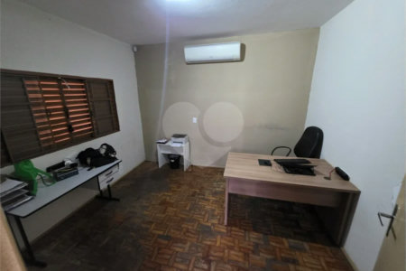 Casa térrea à venda com amplo quintal e grande potencial na Vila Nery