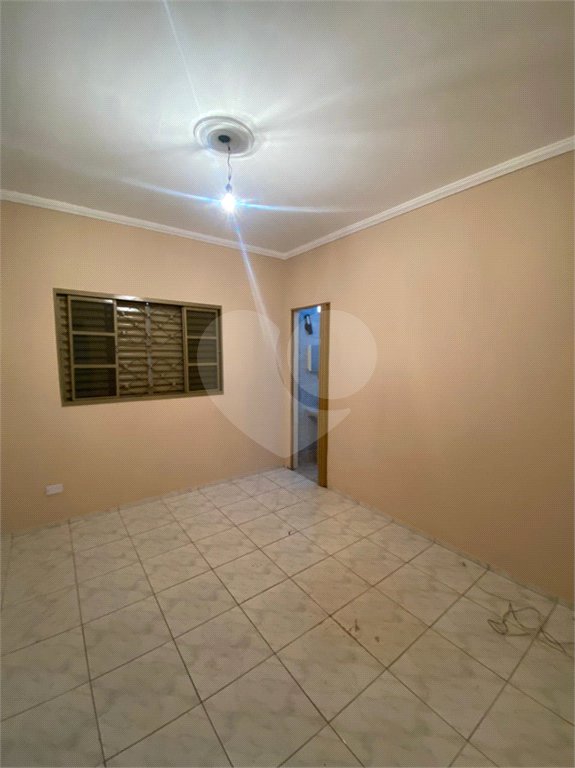 Casa Térrea com 3 dormitórios, sendo 2 suítes.